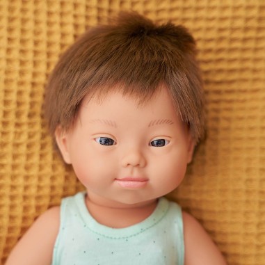MUÑECO BEBÉ CAUCÁSICO SINDROME DOWN 38cm