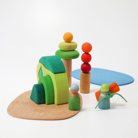 PEQUEÑO MUNDO JUEGA EN EL BOSQUE