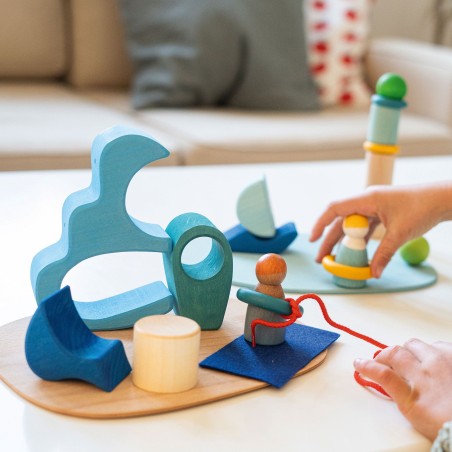PEQUEÑO MUNDO JUEGA JUNTO AL  AGUA