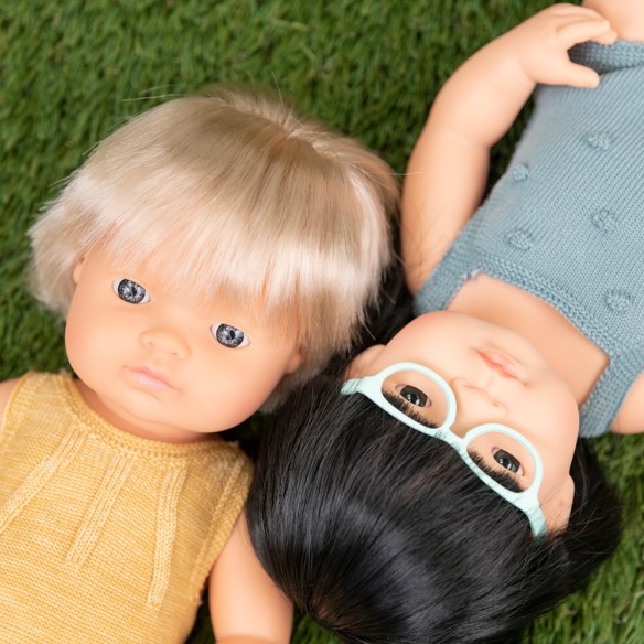 MUÑECA ASIÁTICA CON GAFAS 38cm (pelele plomo)
