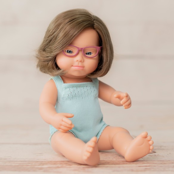 MUÑECA CAUCÁSICA SINDROME DE DOWN CON GAFAS 38cm (pelele turquesa)