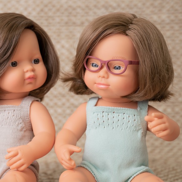 MUÑECA CAUCÁSICA SINDROME DE DOWN CON GAFAS 38cm (pelele turquesa)