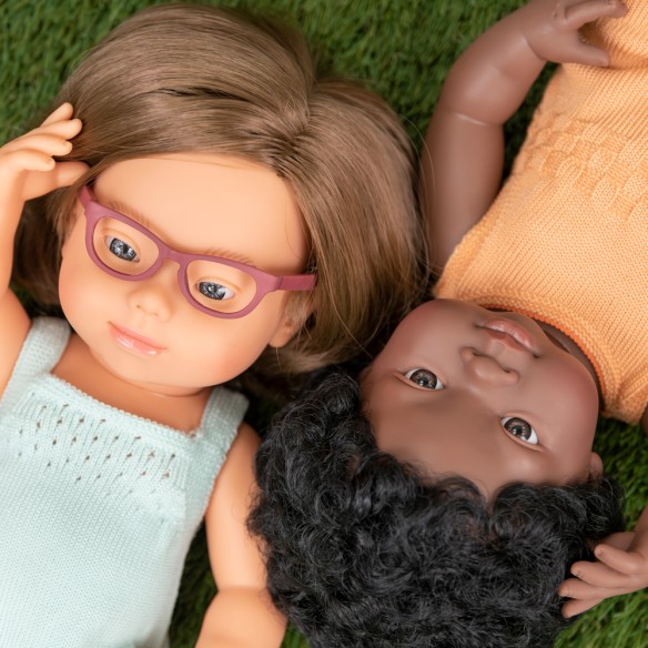 MUÑECA CAUCÁSICA SINDROME DE DOWN CON GAFAS 38cm (pelele turquesa)