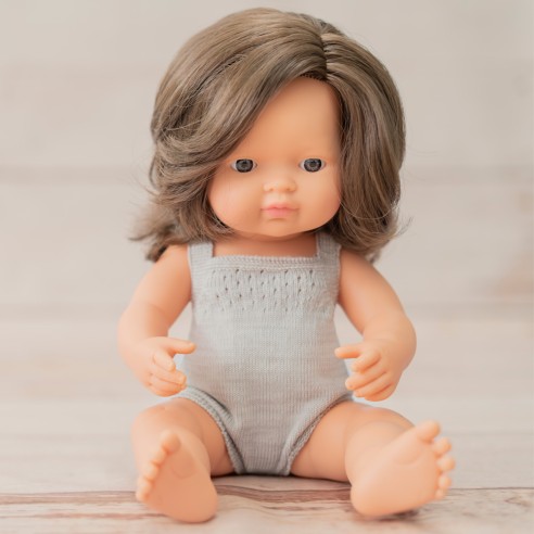 MUÑECA CAUCÁSICA CASTAÑA 38cm (pelele gris)