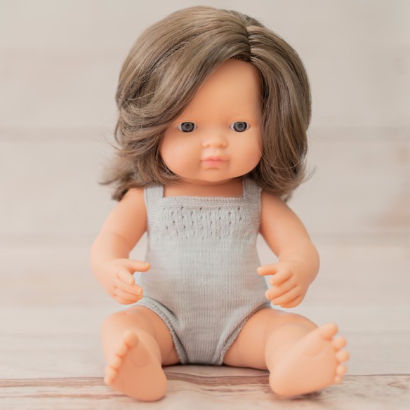 MUÑECA CAUCÁSICA CASTAÑA 38cm (pelele gris)