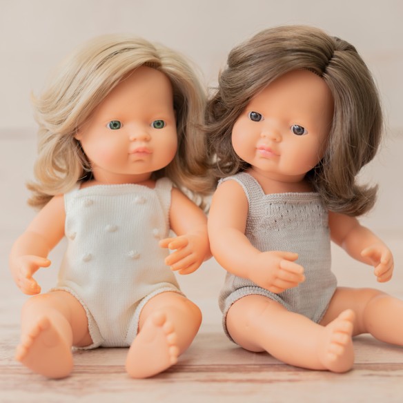 MUÑECA CAUCÁSICA CASTAÑA 38cm (pelele gris)