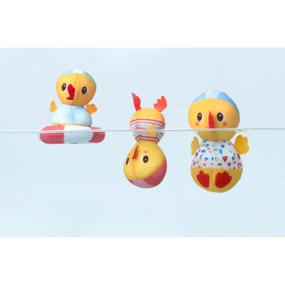 TRES PATITOS AL BORDE DEL AGUA