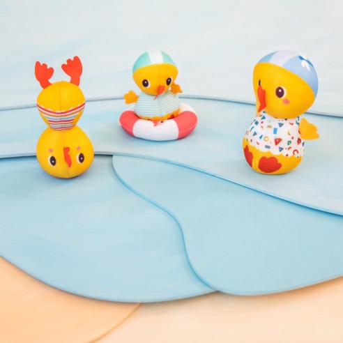 TRES PATITOS AL BORDE DEL AGUA