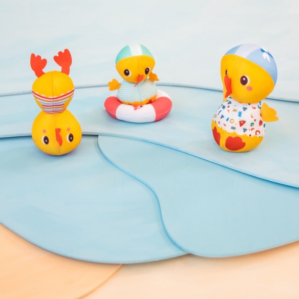 TRES PATITOS AL BORDE DEL AGUA